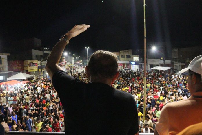 Fernando Cavalcante comemora reeleição com Arrastão da Vitória e agradece apoio dos eleitores