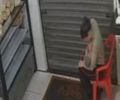 Agente de trânsito amamenta filho de mulher vítima de tentativa de feminicídio em Delmiro Gouveia