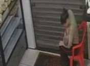 Agente de trânsito amamenta filho de mulher vítima de tentativa de feminicídio em Delmiro Gouveia