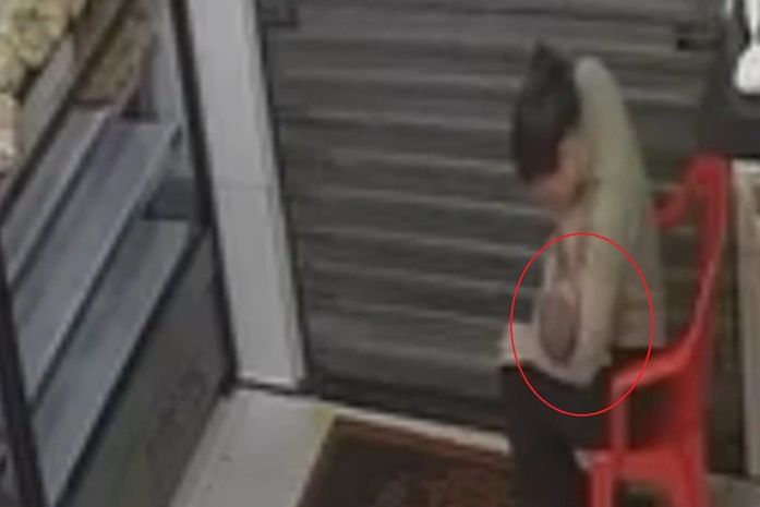 Agente de trânsito amamenta filho de mulher vítima de tentativa de feminicídio em Delmiro Gouveia