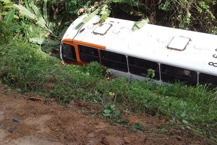Ônibus escolar caiu em ribanceira em Jacuipe