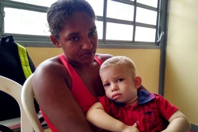 Mãe negra e filho albino revelam os laços familiares com albinismo