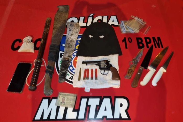 Material apreendido no local.