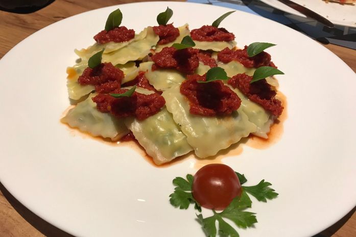 Ravioli da casa com massa fina, típico da culinária italiana