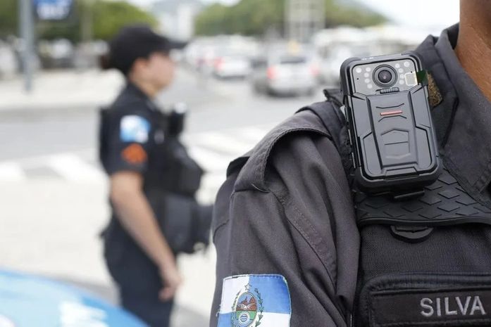 Câmera no uniforme protege o bom policial e combate a banda podre nas corporações