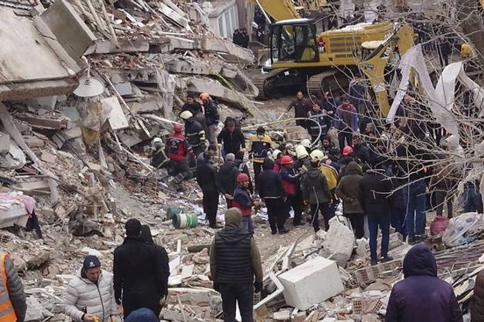 Número de mortos em terremoto na Turquia e na Síria passa de 2.300