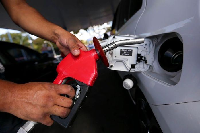 Litro da gasolina sobe R$ 0,09 nas refinarias da Petrobras