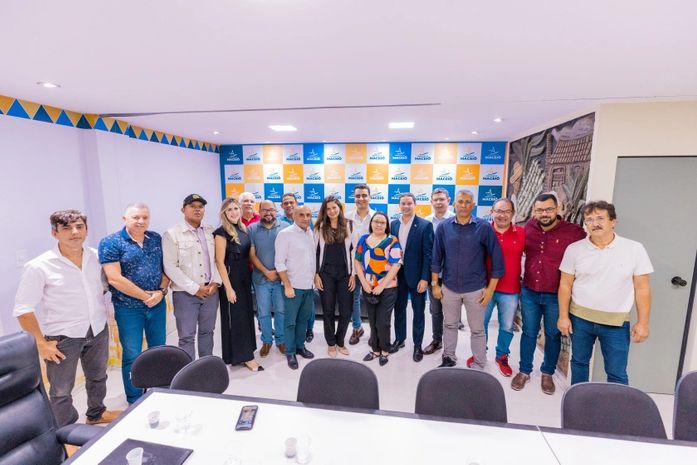 Prefeito JHC reunido com dez sindicatos após apresentar a realidade financeira da Prefeitura de Maceió