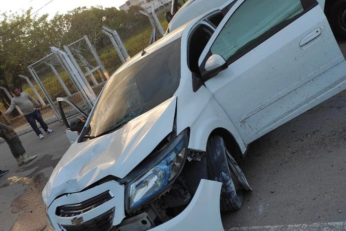 Motorista perde controle de veículo, invade calçada e atropela pedestre