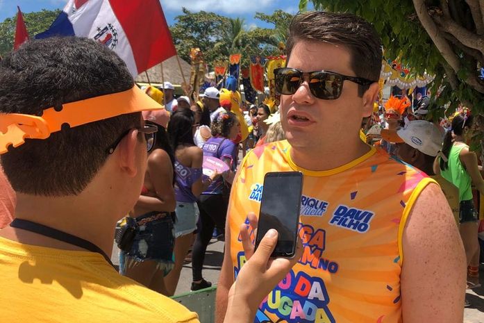 Davi Davino acompanha desfile do Pinto da Madrugada