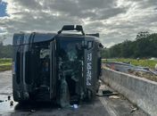 Motorista morre após caminhão carregado de coco tombar na BR-101, em Pilar