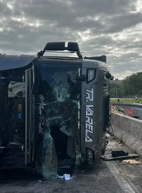 Motorista morre após caminhão carregado de coco tombar na BR-101, em Pilar