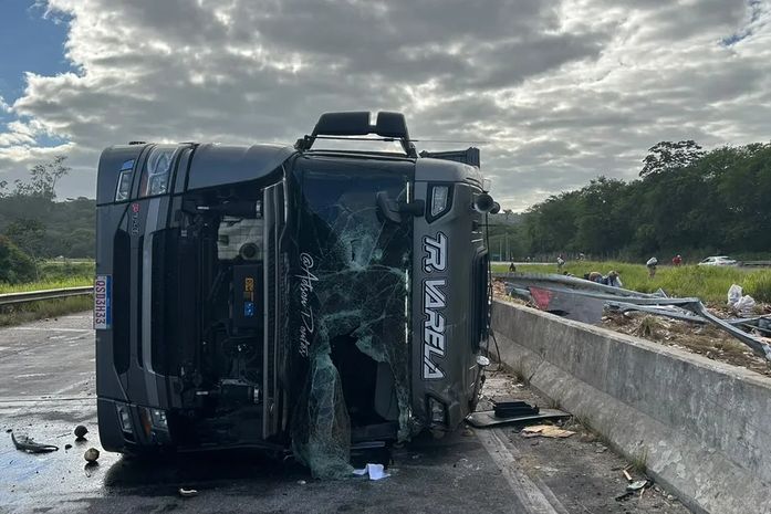 Motorista morre após caminhão carregado de coco tombar na BR-101, em Pilar