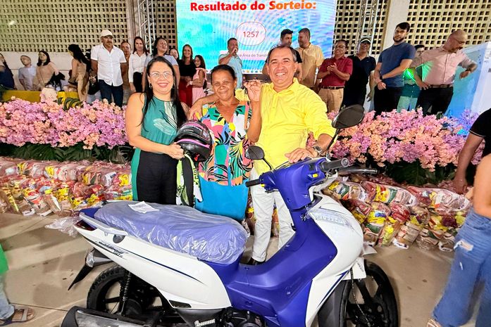 Prefeito de Tanque d’Arca anuncia aumento para os professores durante evento com 2 mil pessoas