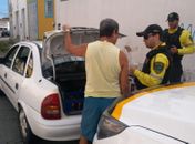 Fiscalização coíbe prática irregular para segurança de passageiros.