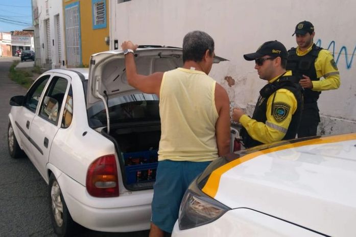 Fiscalização coíbe prática irregular para segurança de passageiros.