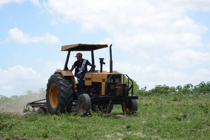 Agricultores são beneficiados com o corte de terra em Piranhas