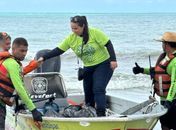 Mutirão retira 250kg de resíduos plásticos da praia de Pajuçara, em Maceió