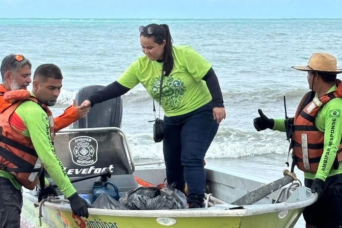 Mutirão retira 250kg de resíduos plásticos da praia de Pajuçara, em Maceió