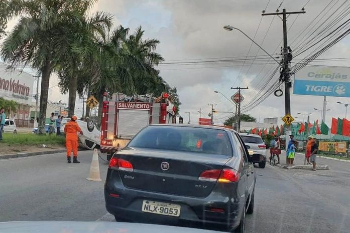 Táxi capotou na Avenida Durval de Góes Monteiro