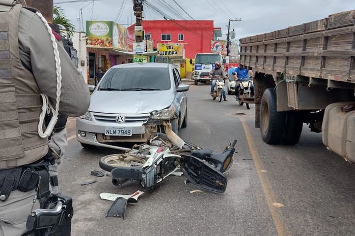Colisão de cinquentinha em carro