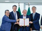 Ao lado do presidente Lula, Rafael Brito participa da sanção do ‘SUS da Educação’