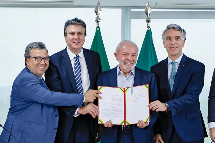 Ao lado do presidente Lula, Rafael Brito participa da sanção do ‘SUS da Educação’