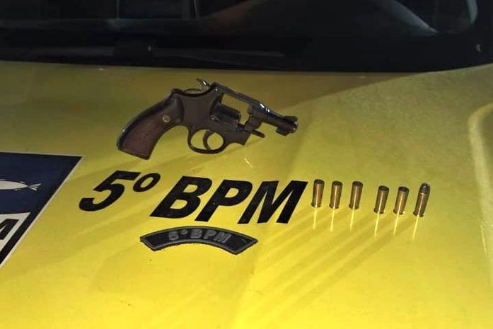 Dupla é presa pela PM por porte ilegal de arma de fogo e receptação em Maceió