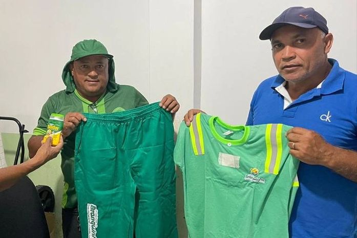 Prefeitura de Branquinha entrega novos fardamentos para motoristas e servidores da limpeza pública