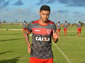 Meia Cleiton Xavier fica perto da estreia