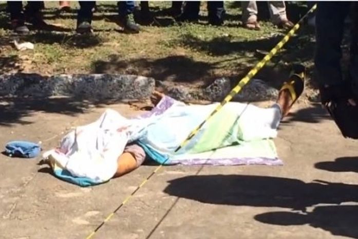 Jovem foi morto em praça pública