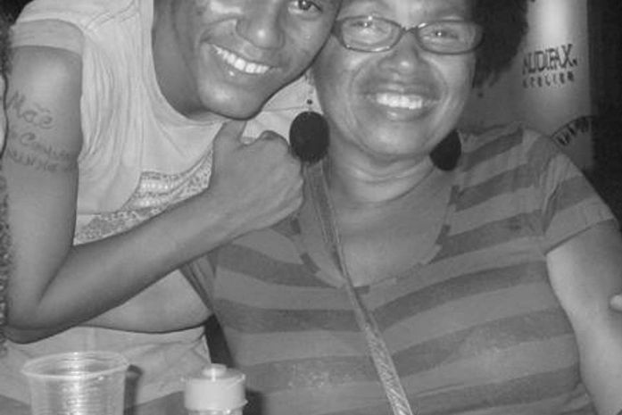 Olha tia, somos da mesma cor, mas não é fácil ser preto, não tia, e pra gente que mora na rua, então... E novamente chorou.