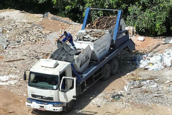 Empresa e sócio são indicados por descarte irregular de metralha em área de mague