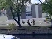 Vídeo: suspeito de cometer assaltos é espancado e jogado no riacho salgadinho em Maceió 