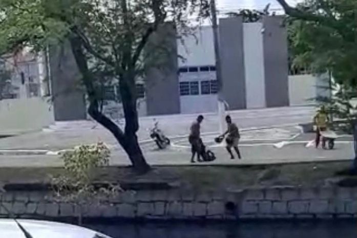 Vídeo: suspeito de cometer assaltos é espancado e jogado no riacho salgadinho em Maceió