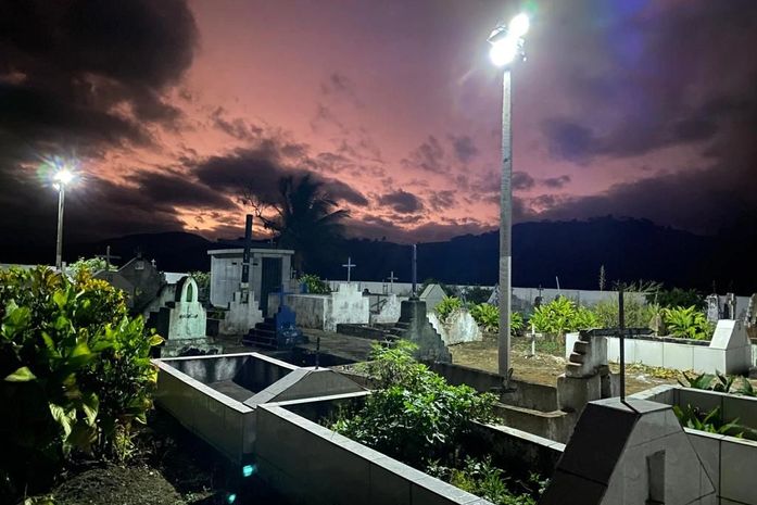 Prefeitura de Santana do Mundaú realiza melhorias e implantação de refletores com sistema de energia solar no Cemitério da Munguba