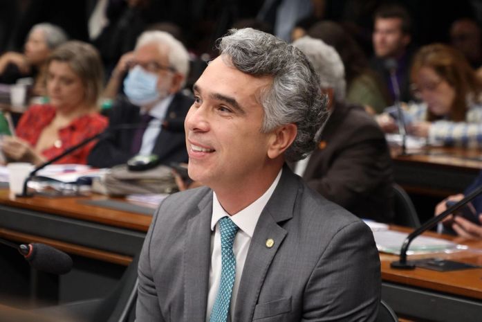 Rafael Brito aprova PL que garante acompanhamento para alunos com transtornos de aprendizagem