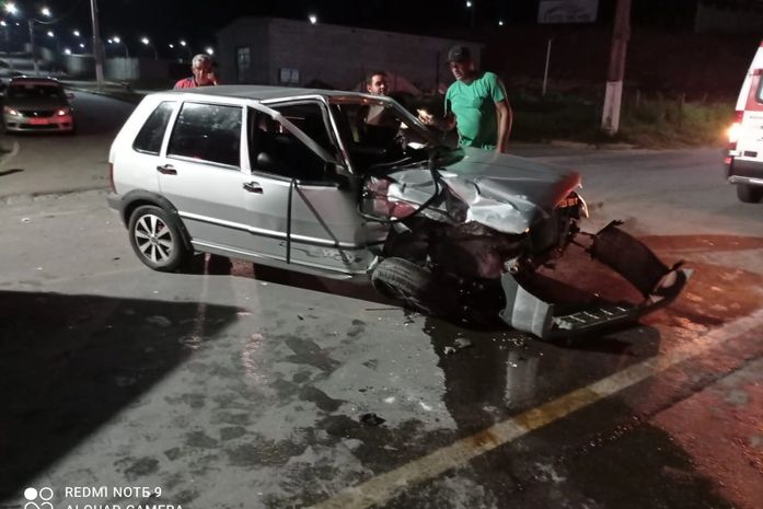 Duas pessoas ficam feridas em colisão entre
carros em trecho da AL 215 em Marechal