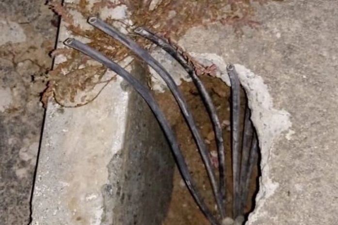 Concreto foi quebrado e cabos da iluminação pública foram furtados por criminosos.