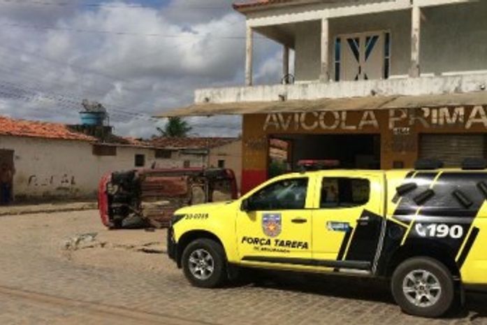 Carro capota em Arapiraca