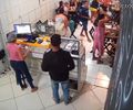 Criminoso invade pizzaria, rouba clientes e foge após grito de criança em Maceió
