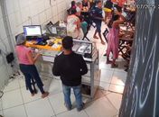 Criminoso invade pizzaria, rouba clientes e foge após grito de criança em Maceió
