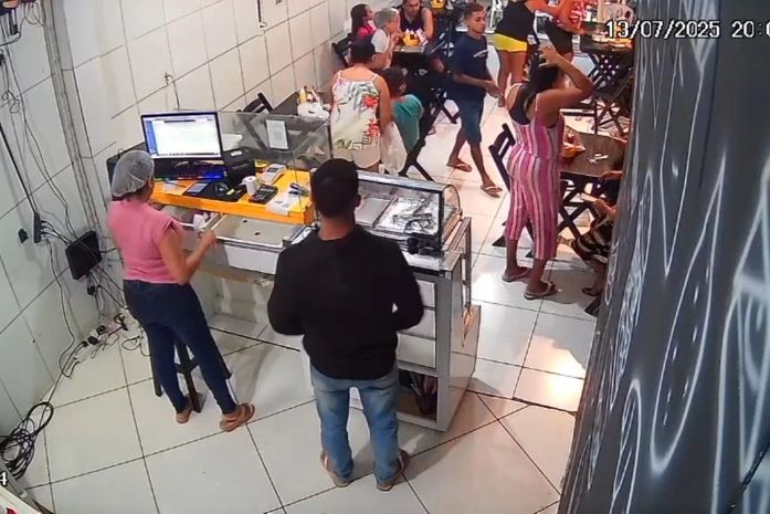 Criminoso invade pizzaria, rouba clientes e foge após grito de criança em Maceió
