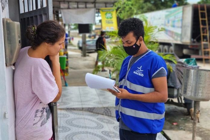 Ação socioambiental orienta moradores sobre ligação irregular de esgoto em Maceió