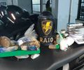 PM prende suspeito com dois quilos de drogas e oito balanças de precisão