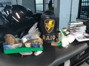 PM prende suspeito com dois quilos de drogas e oito balanças de precisão