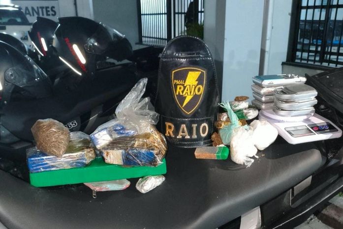 PM prende suspeito com dois quilos de drogas e oito balanças de precisão
