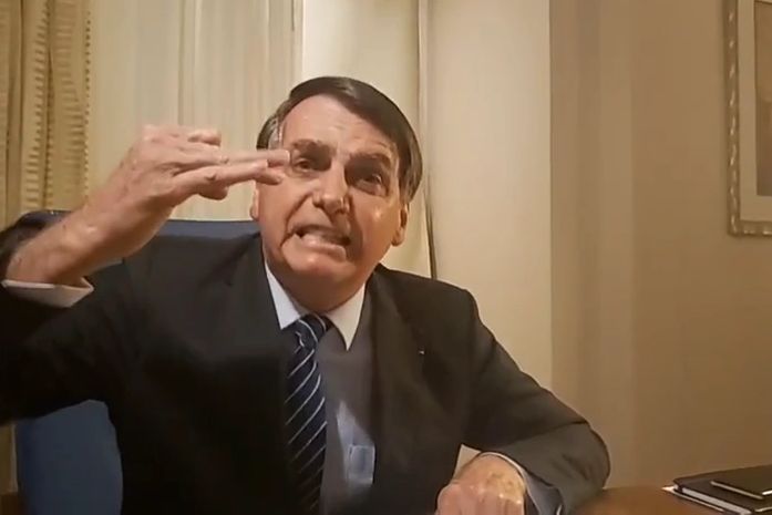 Bolsonaro durante live no Facebook em que negou qualquer participação no crime.