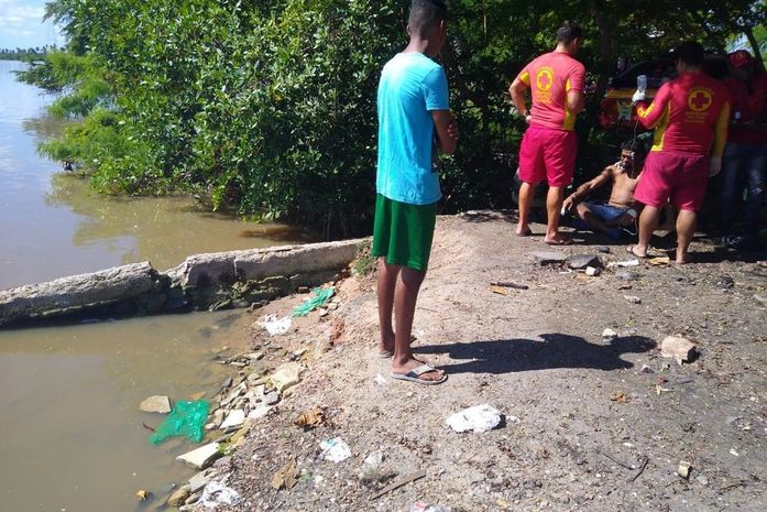 Homem é socorrido após se afogar na Lagoa Mundaú, no Pontal da Barra