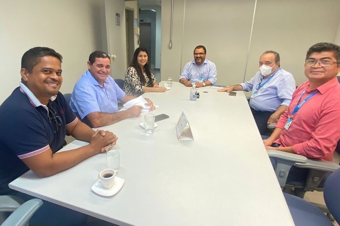 Márcio Lima aparece assinando ao lado do vereador Laudemir e sua assessora Lila, na presença de Alberto, Kleber e João funcionário da Caixa